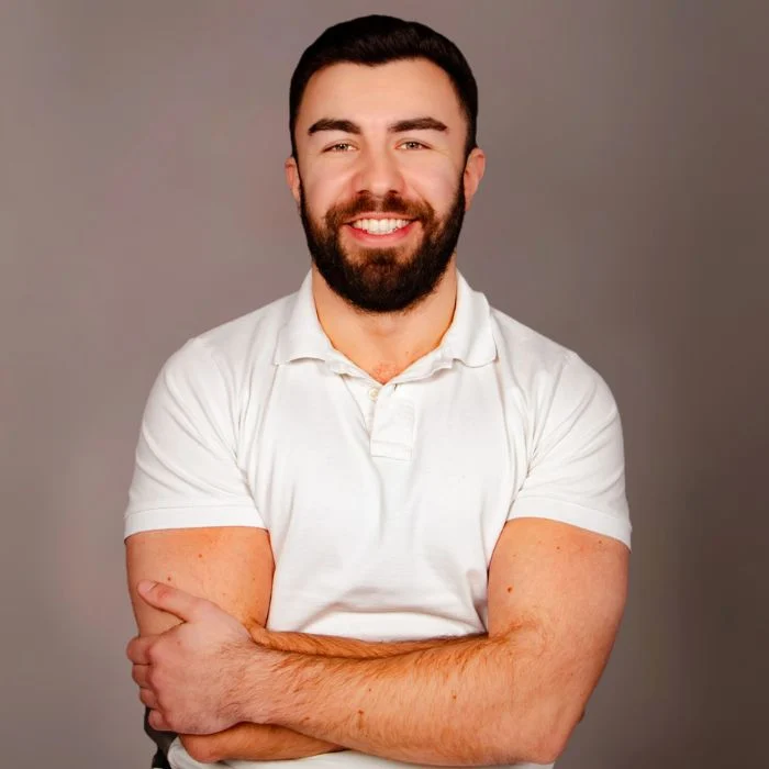 Medic stomatolog implantolog Dr. Varsan Iulian specializat în lucrări All-on-4 și All-on-6 și reabilitări dentare complete