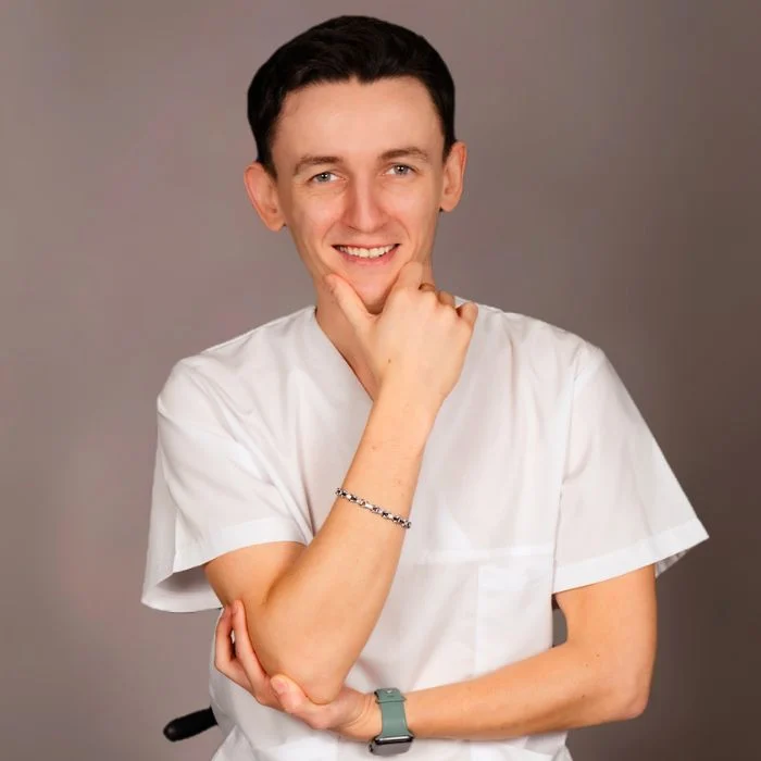 Medic stomatolog chirurg Dr. Nichita Sîrbu efectuând extracții dentare și inserare implanturi dentare cu ghid chirurgical