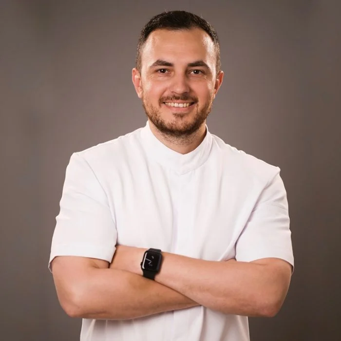 Dr. Eugen Zaicov - Dentist clinica Punto Bianco Chișinău specializat în protezare pe dinți și implanturi dentare (Zaikov Evgheni, Женя Зайков)