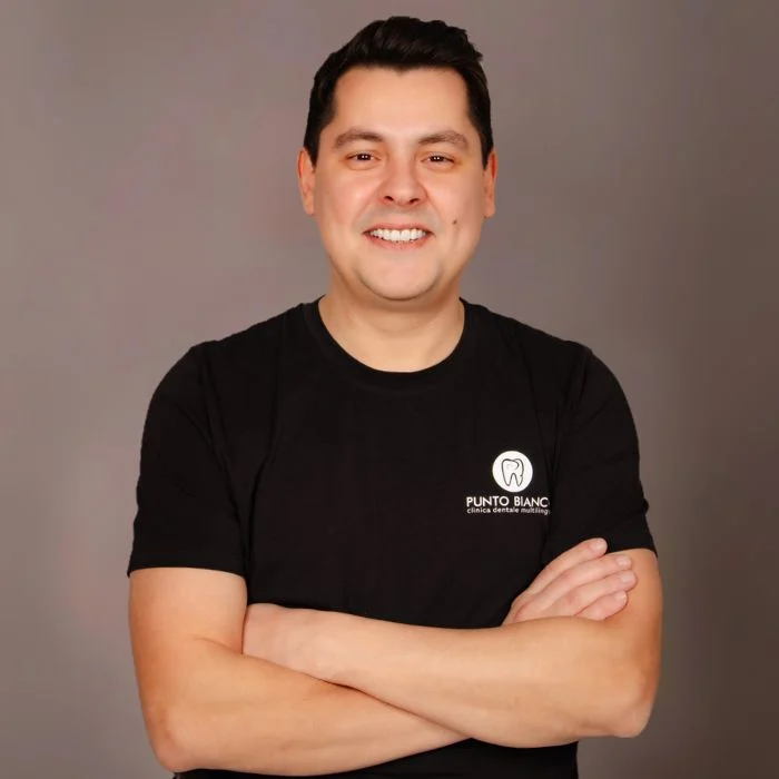 Medic stomatolog endodontist Dr. Roman Iurii specializat în tratamente de canal complexe și retratamente sub microscop