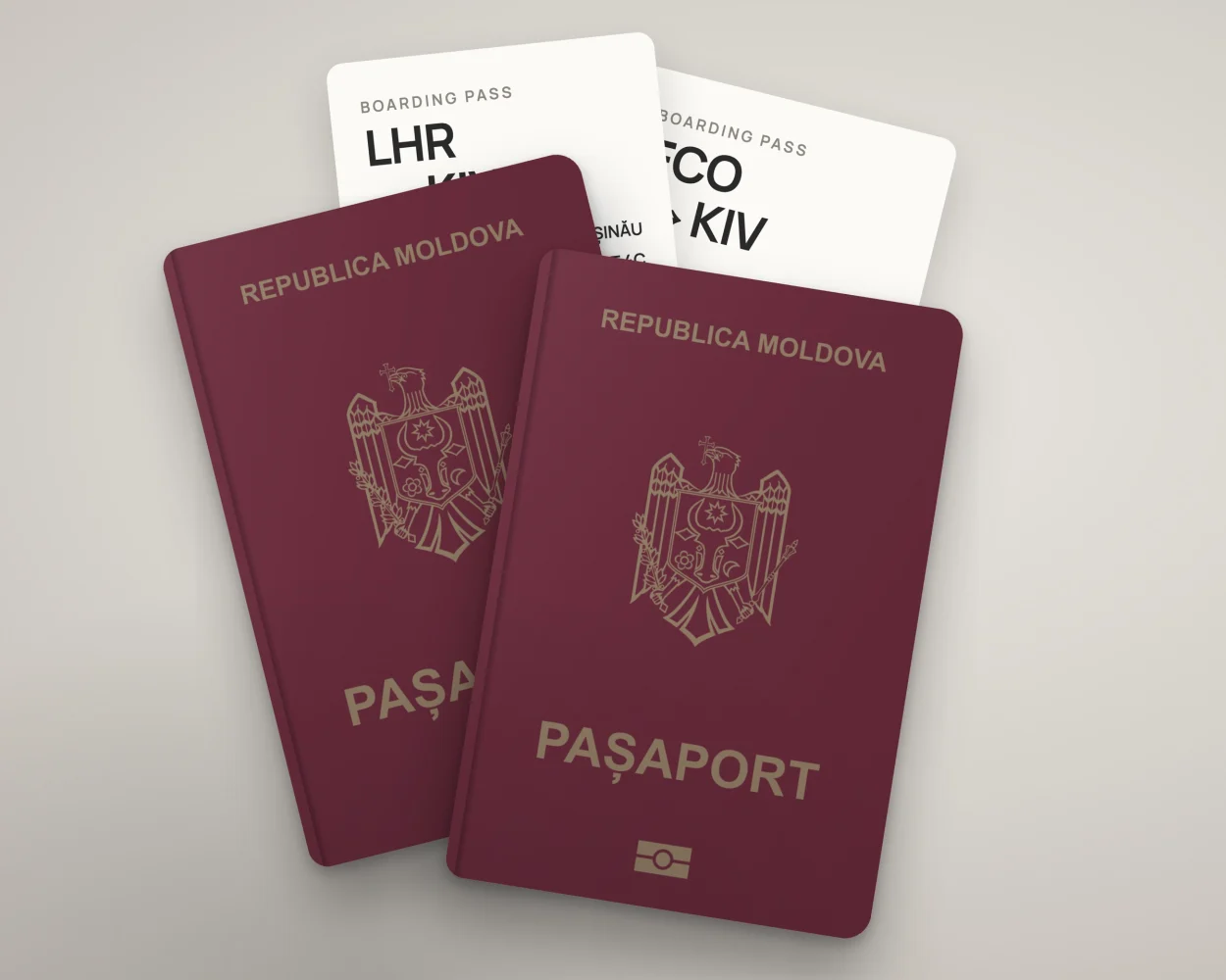 Două pașapoarte ale Republicii Moldova și cartele de îmbarcare cu destinația Chișinău